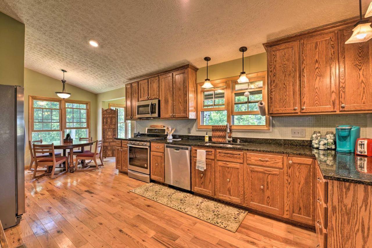 Villa Charming Galax Retreat With Wraparound Deck! Extérieur photo